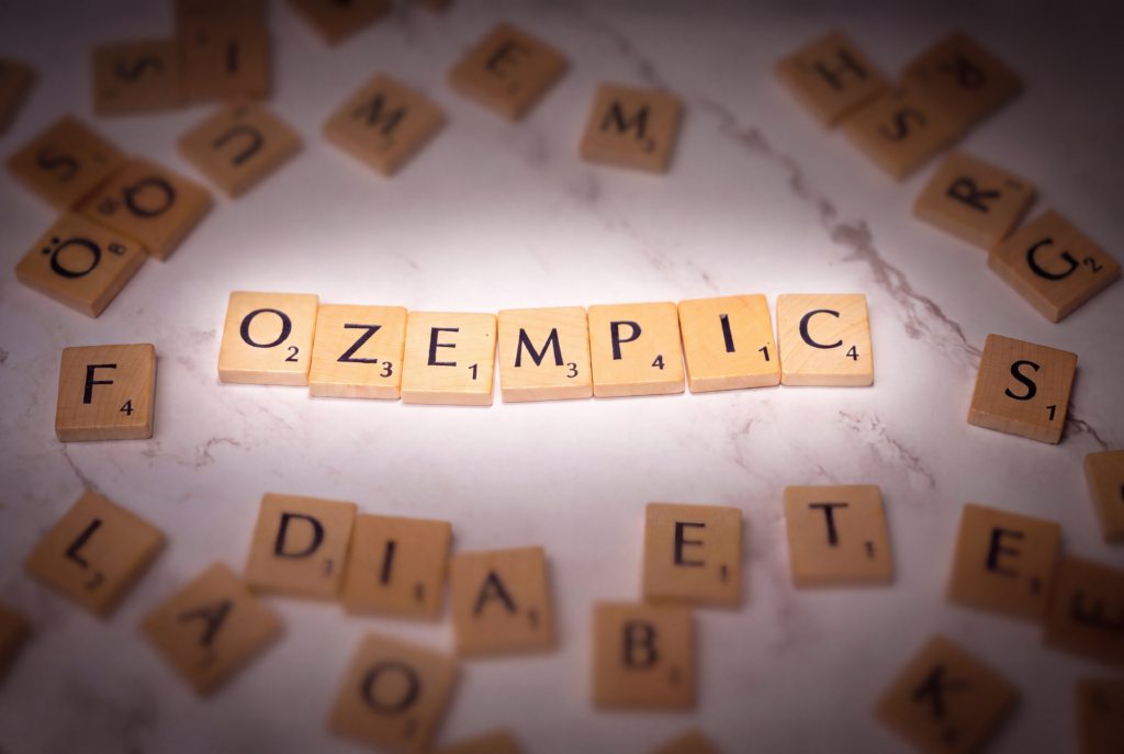 História, preços, riscos e impactos do Ozempic e GLP-1 no Brasil sobre obesidade, farmácias, restaurantes e consumo.