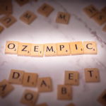 História, preços, riscos e impactos do Ozempic e GLP-1 no Brasil sobre obesidade, farmácias, restaurantes e consumo.