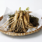 Conheça os benefícios do ginseng para a pele, os riscos, os estudos, a comparação com retinol e como escolher cosméticos.