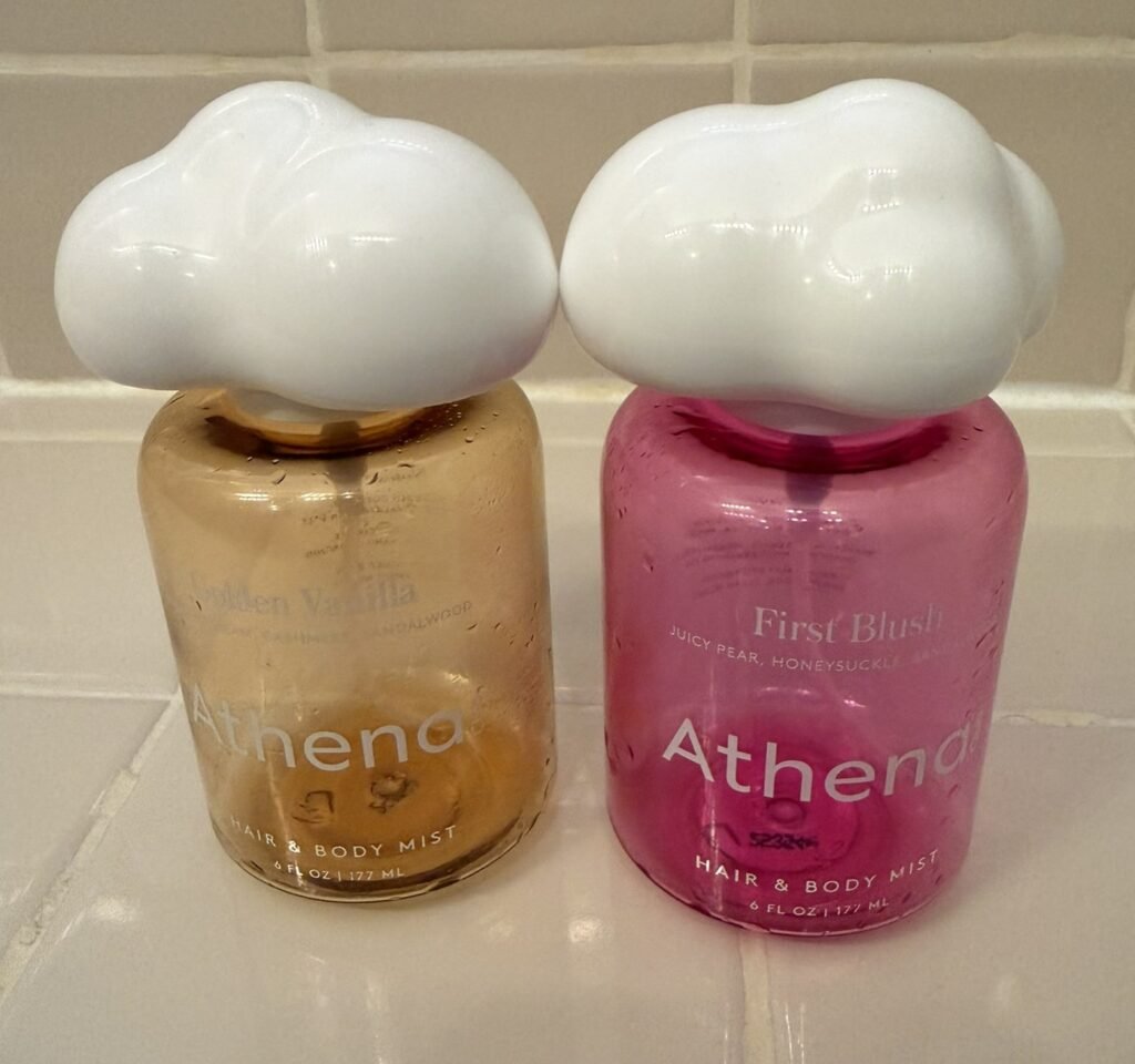 Body mist Athena Club: compare Golden Vanilla e First Blush, ingredientes, aromas, fixação e o borrifador nesta resenha.