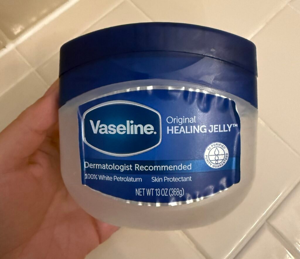 Vaseline Original Healing Jelly: veja ingredientes, benefícios, como usar e cuidados com o petrolato para pele e lábios ressecados.
