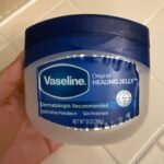 Vaseline Original Healing Jelly: veja ingredientes, benefícios, como usar e cuidados com o petrolato para pele e lábios ressecados.